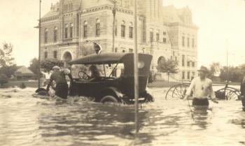 Street flooded with carriage in the year 1917